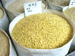 韓国の市場で売られている緑豆