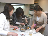 冷麺を盛る