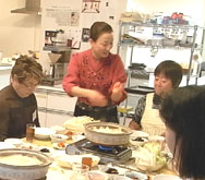 食べ方を説明するキョンファ先生