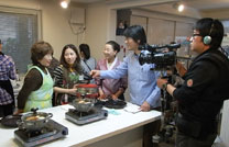インタビュｰに応える西川さん親子