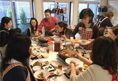 テーブルでの会食