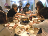 テーブルでの会食