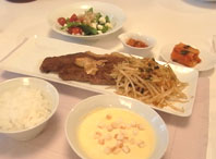 テーブルに並んだ料理