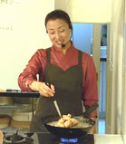 鶏肉を揚げる