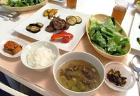 テーブルに並んだ料理