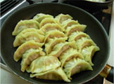 餃子を焼く