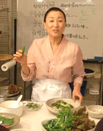 食べ方を説明するキョンファ先生