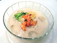 ネンコンクッス（豆乳スープの冷し麺）