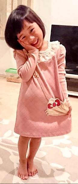 おしゃまな秋華の決めポーズ