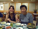 蒸し卵がお気に入りの西村さん、牧田さん