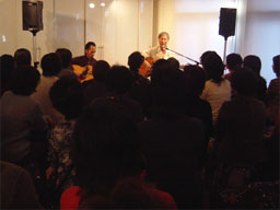 １月２４日（火）に行われた新井英一さんのライブの様子