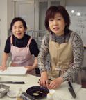 キムパプを切る木村さん、井坂さん