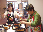 盛り付けをする洪さん、飯田さん