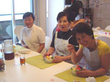 パッピンスを食べる山本さん、木村さん、牧田さん