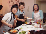 仕上げをする上田さん、飯田さん、畠山さん