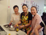豚肉の味付けをする
牧田さん、岩崎さんとキョンファ先生