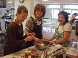 肉の味付けをする
山中さん、草野さん、佐々木さん