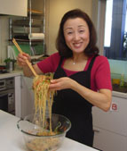 料理を作るキョンファ先生