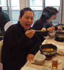 メウンタンを頬張る小島さん