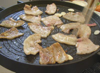 豚肉をカリカリに焼いて!