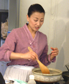 お米を炒める