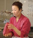 牛肉のかたまりを見せる