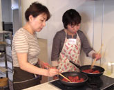 肉を焼く
高橋さん、小林さん