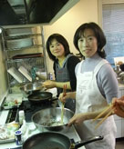 材料を炒める
浅野さん、牧野さん