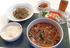 テーブルに並んだ料理