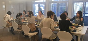 和やかに食事