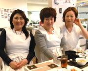 韓国で購入したチャングムのエプロンをする仲良し３人組
中西さん、佐藤さん、江口さん
