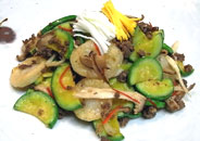 ウォルグァチェ
（小判餅と彩り野菜の和えもの）