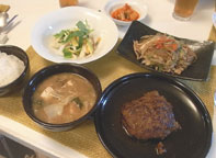 テーブルに並んだ料理