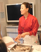 丸鶏をほぐす