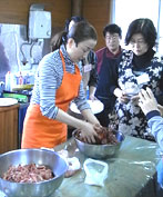 肉の味付けをする