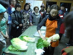 「白菜の塩漬け」作業