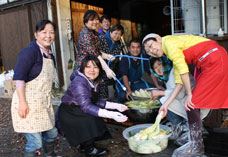 白菜の水洗い作業