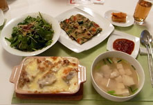 テーブルに並んだ料理