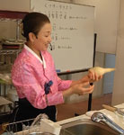 筍を調理するキョンファ先生