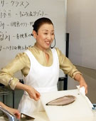 舌平目の処理をするキョンファ先生