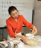 豆もやしの説明をするキョンファ先生