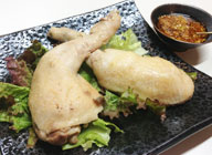 骨付き鶏もも肉の蒸し煮・生姜葱ヤンニョム