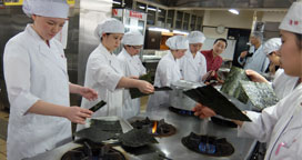 韓国焼き海苔を作る学生