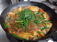 チムタッ（鶏肉と韓国春雨の激辛煮）