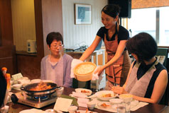 蒸しあがりをお見せするチュリョン先生