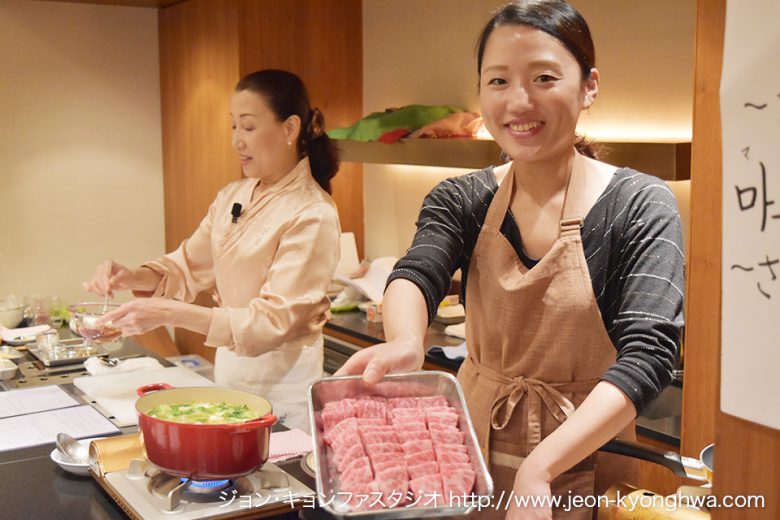 「では、筍から炒めますよ。焼くようなつもりでね。」とメインのポックㇺにとりかかる先生。チュリョン先生との息もぴったりです。