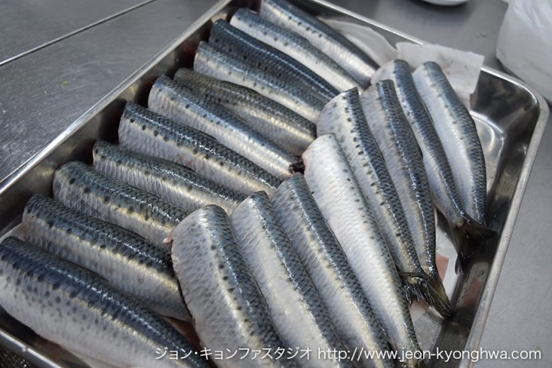 築地から届いたばかりの大量の鰯。山東菜、豆腐と一緒に味噌仕立てのスープにします。