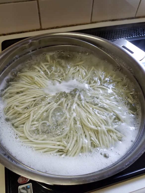 たっぷりのお湯でゆでます。うどんがテンポよくダンスしているでしょ。美味しく茹でるコツです♪