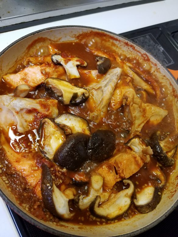 鮭のアラと椎茸のキョンファヤンニョム煮。辛い！