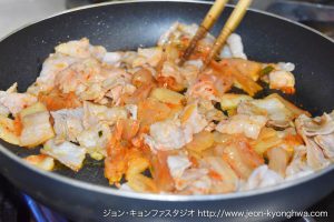 김채볶음（キムチと豚肉の炒めもの）